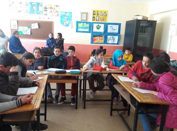 ÖĞRENCİLERİMİZ KUR´AN´I-KERİM DERSİNDE BİRBİRLERİ İLE MÜNAZARA YAPARAK AYET SAYISINI TARTIŞTILAR.