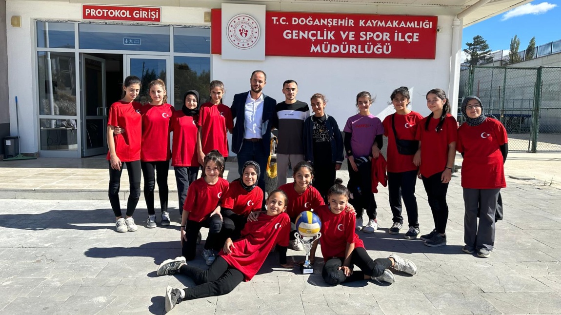 OKULUMUZ KIZ VOLEYBOL TAKIMI YILDIZ KIZLAR VOLEYBOL MÜSABAKALARINDA İLÇE ŞAMPİYONU OLDU