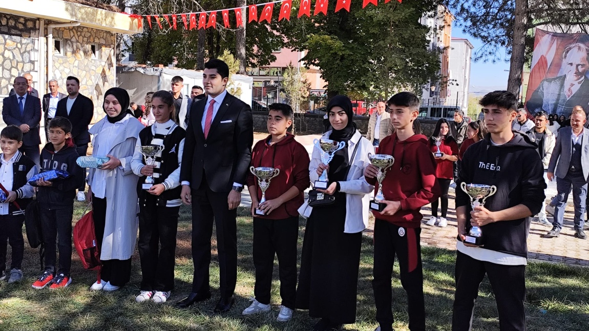 DOĞANŞEHİR İLÇE KAYMAKAMIMIZ ŞAMPİYON KIZ VOLEYBOL TAKIMIMIZA ÖDÜLLERİNİ VERDİ